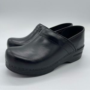 Dansko, Classic Black Leather Nurses Clog. Size 38. In excellent condition!
